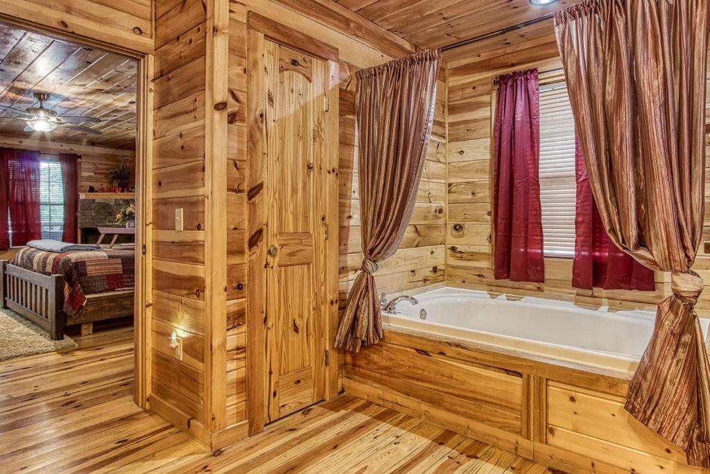 Always Kiss Me Goodnight- Hot Tub, You Get 1089 Of Free Area Attraction Tickets For Each Paid Day! Pigeon Forge Zewnętrze zdjęcie