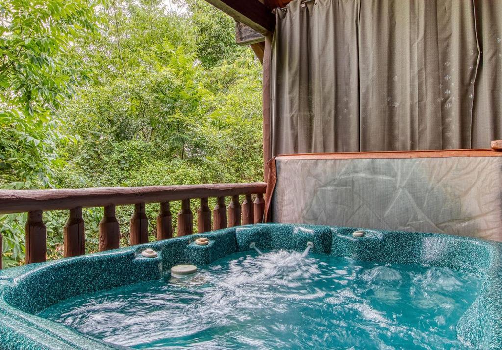 Always Kiss Me Goodnight- Hot Tub, You Get 1089 Of Free Area Attraction Tickets For Each Paid Day! Pigeon Forge Zewnętrze zdjęcie